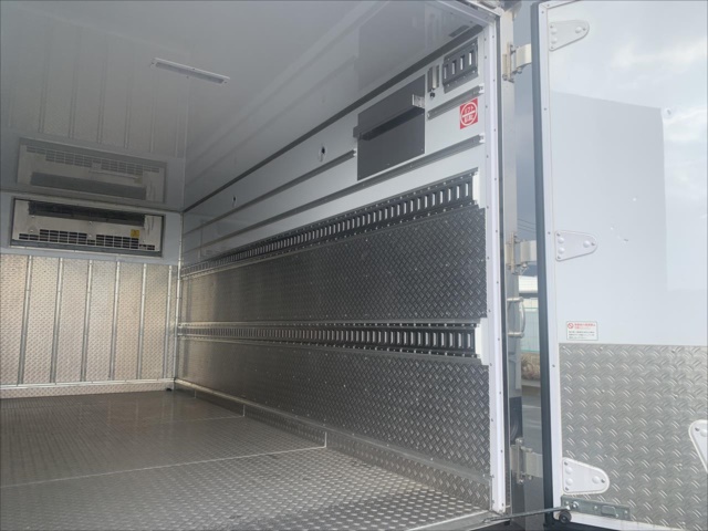 エルフ　3ｔ標準ロング冷凍車